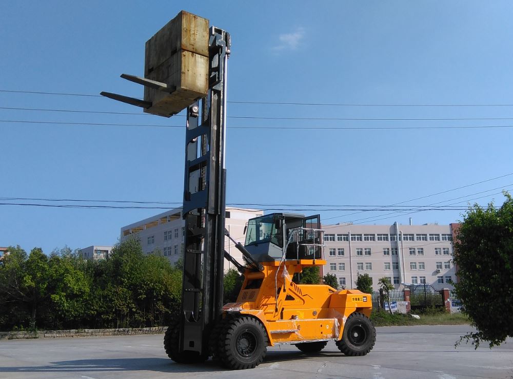 30T FORKLIFT 8.1M LIFTING