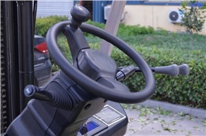 1,8 tonni kahekordse ajamiga mootoriga elektriline kahveltõstuk